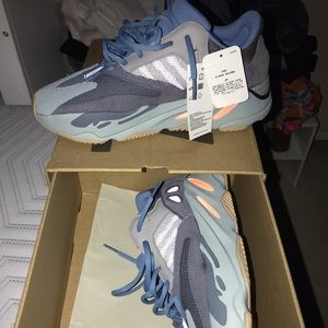 Carbon blue yezzy 700